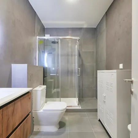 Modern 2 Bed In Campolide Near Amoreiras Апартаменты *