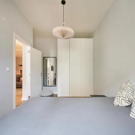 Modern 2 Bed In Campolide Near Amoreiras Apartamento