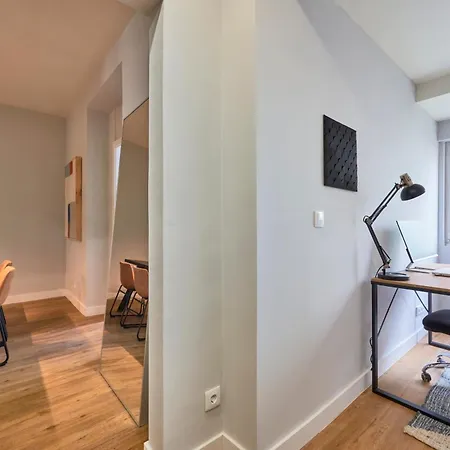Modern 2 Bed In Campolide Near Amoreiras